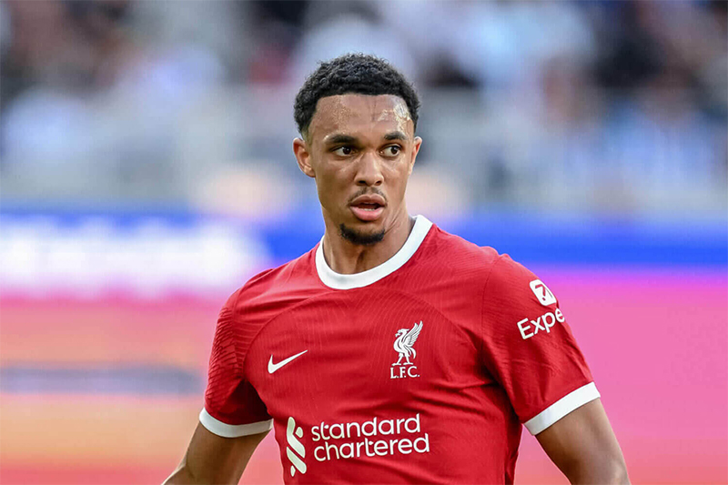 hau-ve-canh-phai-trent-alexander-arnold